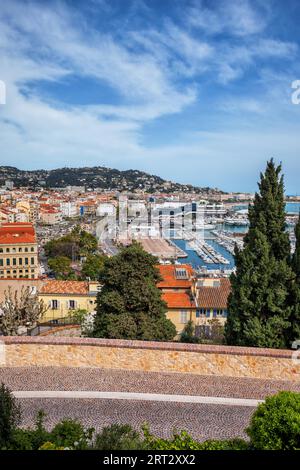 Ville de Cannes en France, en vue de l'autre route du Vieux Port sur la côte d'Azur par la Mer Méditerranée Banque D'Images