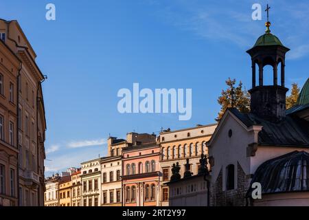 Vieille ville de Cracovie en Pologne, Skyline de la ville avec des maisons d'appartements historiques et l'église de St. Adalbert (St. Wojciech) Banque D'Images