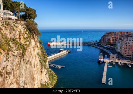 Haute Falaise de Monaco et le Port de Fontvieille sur Mer Méditerranée Banque D'Images