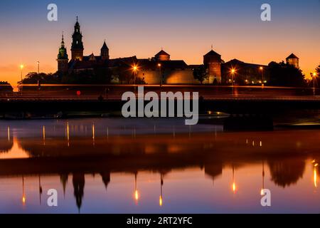 Château de Wawel dans la ville de Cracovie ar aube, reflet dans la Vistule, Pologne Banque D'Images