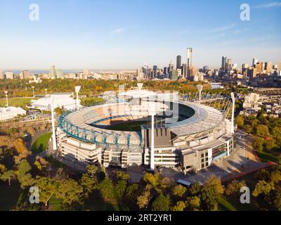 La célèbre Skyline de Melbourne avec le stade Melbourne Cricket Ground au premier plan par une fraîche matinée d'automne à Melbourne, Victoria, Australie Banque D'Images