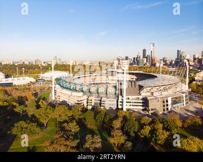 La célèbre Skyline de Melbourne avec le stade Melbourne Cricket Ground au premier plan par une fraîche matinée d'automne à Melbourne, Victoria, Australie Banque D'Images