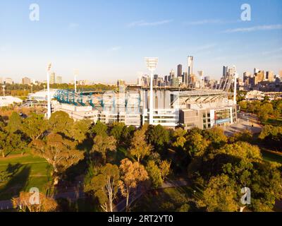 La célèbre Skyline de Melbourne avec le stade Melbourne Cricket Ground au premier plan par une fraîche matinée d'automne à Melbourne, Victoria, Australie Banque D'Images