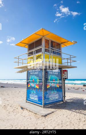 La signalisation et la tour de sauvetage sur plage à Broadbeach, Gold Coast, Queensland, Australie Banque D'Images