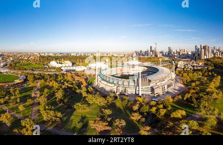 La célèbre Skyline de Melbourne avec le stade Melbourne Cricket Ground au premier plan par une fraîche matinée d'automne à Melbourne, Victoria, Australie Banque D'Images