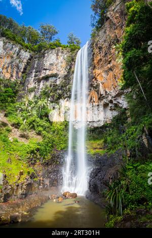 La majestueuse et emblématique Purling Brook Falls sur une chaude journée d'automne au parc national de Springbook près de la Gold Coast, Queensland, Australie Banque D'Images