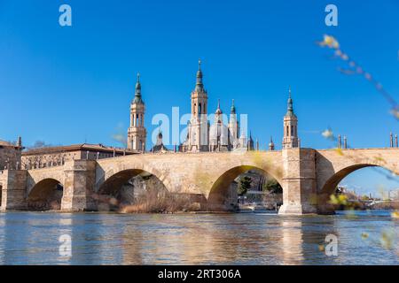 Le pont de pierre, Puente de Piedra en espagnol, au-dessus de l'Ebre à Saragosse, Aragon, Espagne. Banque D'Images