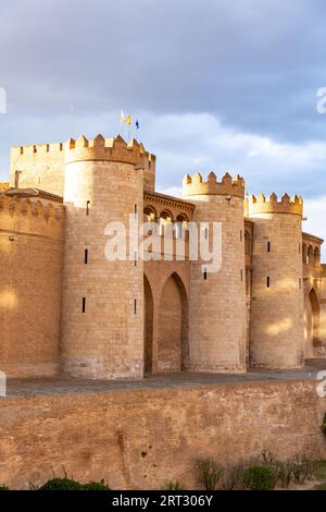 Le palais Aljaferia est un palais médiéval fortifié construit au cours du 11th siècle dans le Taifa de Saragosse à Al-Andalus. Banque D'Images