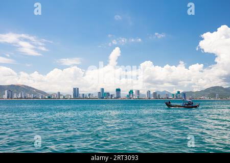 La vue vers Nha Trang depuis la baie de Nha Trang au Vietnam Banque D'Images