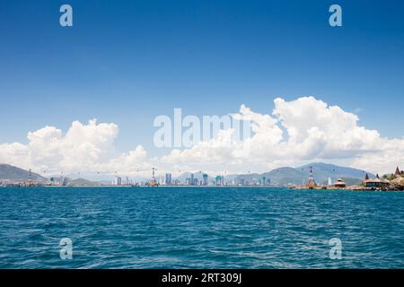 La vue en direction de Nha Trang à partir de la baie de Nha Trang au Vietnam Banque D'Images