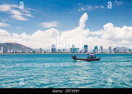 La vue vers Nha Trang depuis la baie de Nha Trang au Vietnam Banque D'Images