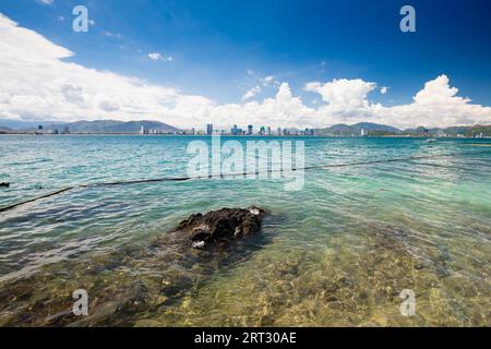 La vue vers Nha Trang depuis la baie de Nha Trang au Vietnam Banque D'Images