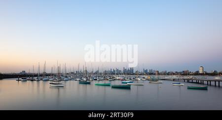 Un coucher de soleil sur l'été à partir de Melbourne St Kilda Pier à Victoria, Australie Banque D'Images