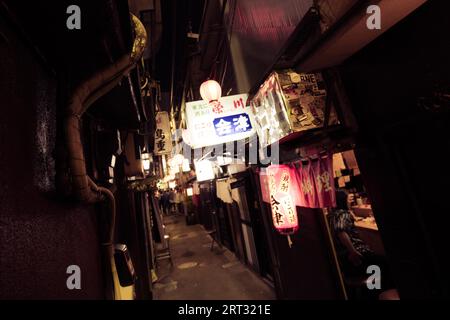 TOKYO, JAPON, 10 MAI 2019, Nonbei Yokocho ou « Drunkard's Alley » est une célèbre ruelle avec des bars et des restaurants à Shibuya, au centre de Tokyo, au Japon Banque D'Images