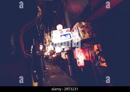 TOKYO, JAPON, 10 MAI 2019, Nonbei Yokocho ou « Drunkard's Alley » est une célèbre ruelle avec des bars et des restaurants à Shibuya, au centre de Tokyo, au Japon Banque D'Images