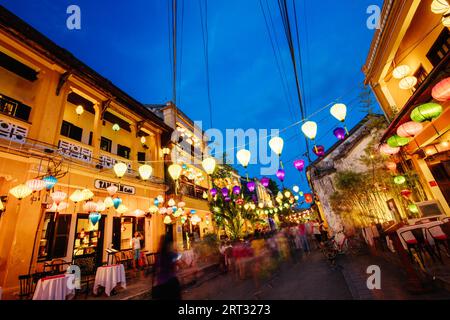 HOI AN, VIETNAM, 21 SEPTEMBRE 2018 : bâtiments traditionnels la nuit avec des lanternes dans la ville classée au patrimoine de l'UNESCO de Hoi an dans la province de Quang Nam Banque D'Images