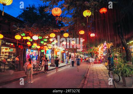 HOI AN, VIETNAM, 21 SEPTEMBRE 2018 : bâtiments traditionnels la nuit avec des lanternes dans la ville classée au patrimoine de l'UNESCO de Hoi an dans la province de Quang Nam Banque D'Images