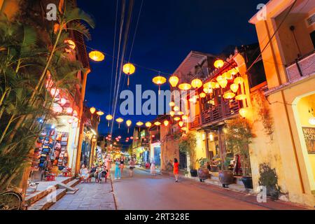 HOI AN, VIETNAM, 22 SEPTEMBRE 2018 : bâtiments traditionnels la nuit avec des lanternes dans la ville classée au patrimoine de l'UNESCO de Hoi an dans la province de Quang Nam Banque D'Images