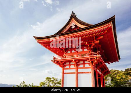 Le temple emblématique de Kiyomizu-dera et la vue sur la montagne lors d'une journée de printemps ensoleillée à Kyoto, au Japon Banque D'Images