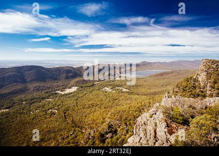 Vues emblématiques depuis Pinnacle Lookout sur Halls Gap et ses environs sur la boucle de randonnée Wonderland à Victoria, Australie Banque D'Images