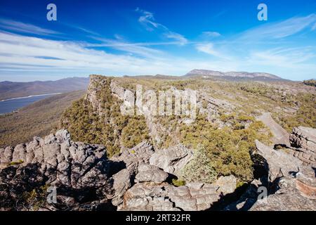 Vues emblématiques depuis Pinnacle Lookout sur Halls Gap et ses environs sur la boucle de randonnée Wonderland à Victoria, Australie Banque D'Images