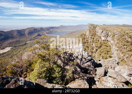 Vues emblématiques depuis Pinnacle Lookout sur Halls Gap et ses environs sur la boucle de randonnée Wonderland à Victoria, Australie Banque D'Images