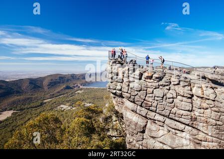 Les foules admirent les vues emblématiques de Pinnacle Lookout sur Halls Gap et ses environs sur la boucle de randonnée Wonderland à Victoria, en Australie Banque D'Images