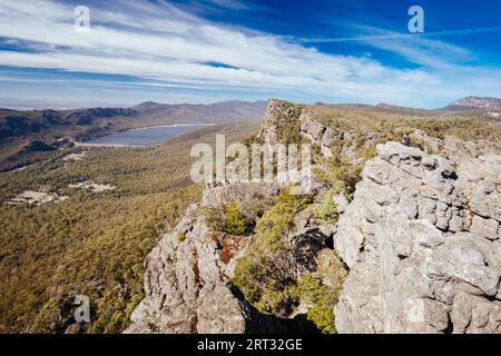 Vues emblématiques depuis Pinnacle Lookout sur Halls Gap et ses environs sur la boucle de randonnée Wonderland à Victoria, Australie Banque D'Images