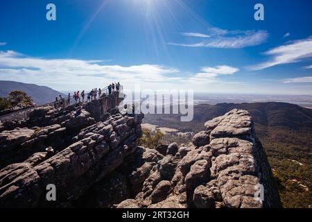 Les foules admirent les vues emblématiques de Pinnacle Lookout sur Halls Gap et ses environs sur la boucle de randonnée Wonderland à Victoria, en Australie Banque D'Images