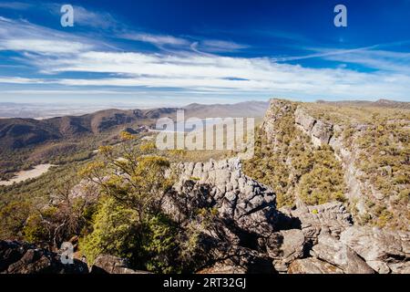 Vues emblématiques depuis Pinnacle Lookout sur Halls Gap et ses environs sur la boucle de randonnée Wonderland à Victoria, Australie Banque D'Images