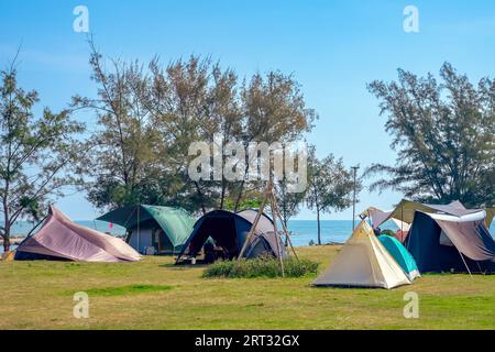 Tente de camping et activité sur le terrain près de la plage. Tente zone de camping pour les touristes sur pelouse près de la plage. Activités de plein air de vacances avec voyage et c Banque D'Images