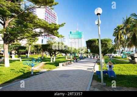 Nha Trang, Vietnam, 26 septembre 2018 : la promenade et la principale aire d'exercice de la plage à Nha Trang par une chaude journée de septembre Banque D'Images