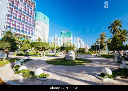 Nha Trang, Vietnam, 26 septembre 2018 : la promenade et la principale aire d'exercice de la plage à Nha Trang par une chaude journée de septembre Banque D'Images