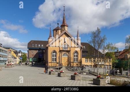 Tromso, Norvège, 01 juin 2018 : vue extérieure de l'église catholique en bois Banque D'Images