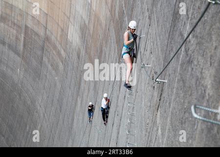 Finkenberg, Autriche, 9 juin 2018 : groupe d'alpinistes escaladant la via Ferrata sur le barrage Schlegeis Banque D'Images