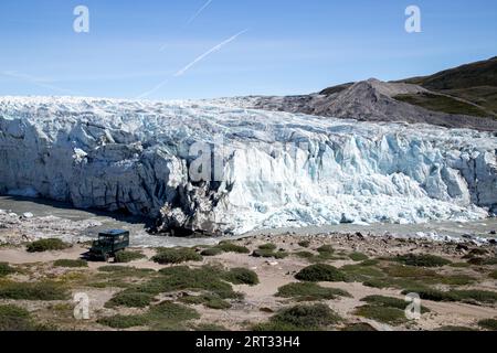 Kangerlussuaq, Groenland, le 13 juillet 2018 : une jeep tournée devant le glacier Russell Banque D'Images