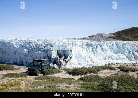 Kangerlussuaq, Groenland, le 13 juillet 2018 : une jeep tournée devant le glacier Russell Banque D'Images