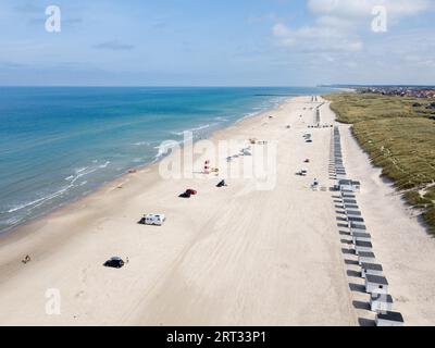 Lokken, Danemark, 18 juillet 2019 : vue aérienne par drone de la plage de Lokken avec des voitures et des cabanes de plage Banque D'Images