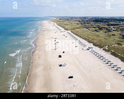 Lokken, Danemark, 18 juillet 2019 : vue aérienne par drone de la plage de Lokken avec des voitures et des cabanes de plage Banque D'Images