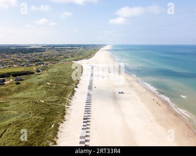 Lokken, Danemark, 18 juillet 2019 : vue aérienne par drone de la plage de Lokken avec des voitures et des cabanes de plage Banque D'Images