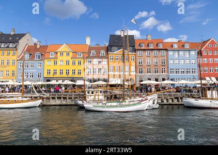 Copenhague, Danemark, 21 août 2019 : célèbre quartier de Nyhavn dans le centre-ville avec des maisons colorées Banque D'Images