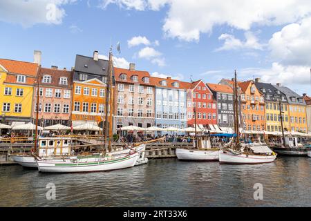 Copenhague, Danemark, 21 août 2019 : célèbre quartier de Nyhavn dans le centre-ville avec des maisons colorées Banque D'Images