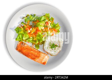 Savoureux saumon avec riz et salade en accompagnement. Fond blanc isolé Banque D'Images