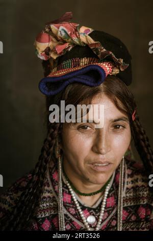 Ladakh, Inde, 29 août 2018 : Portrait d'une femme indigène d'âge moyen avec un chapeau et des vêtements traditionnels au Ladakh, en Inde. Editorial illustratif Banque D'Images