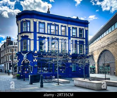 Angleterre, Royaume-Uni, avril 2023, vue des armwrights Arms, un pub sur Tooley Street Banque D'Images