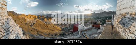 Vue panoramique de la ville de Leh en Inde depuis le monastère bouddhiste. Attraction touristique populaire Banque D'Images