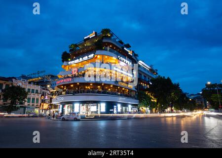 Hanoi, Vietnam, 18 septembre 2018 : circulation autour de la place Dong Kinh Nghia Thuc dans le vieux quartier de Hanoi, Vietnam Banque D'Images