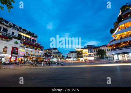 Hanoi, Vietnam, 18 septembre 2018 : circulation autour de la place Dong Kinh Nghia Thuc dans le vieux quartier de Hanoi, Vietnam Banque D'Images