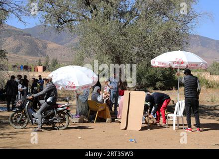 Marrakech. 10 septembre 2023. Les résidents se réfugient dans un espace ouvert près de l’épicentre du village d’Amizmiz au Maroc, le 10 septembre 2023. Un tremblement de terre de magnitude 6,8 a frappé le Maroc vendredi. L’épicentre du tremblement de terre se trouvait près de la ville d’Ighil, dans la province d’Al Haouz, à environ 70 km au sud-ouest de Marrakech. Le séisme a coûté la vie à 2 012 personnes et en a blessé 2 059, dont 1 404 dans un état grave, selon la dernière mise à jour du ministère de l'intérieur du pays samedi. Crédit : Wang Dongzhen/Xinhua/Alamy Live News Banque D'Images