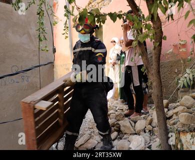 Marrakech. 10 septembre 2023. Un sauveteur travaille près de l’épicentre du village d’Amizmiz au Maroc, le 10 septembre 2023. Un tremblement de terre de magnitude 6,8 a frappé le Maroc vendredi. L’épicentre du tremblement de terre se trouvait près de la ville d’Ighil, dans la province d’Al Haouz, à environ 70 km au sud-ouest de Marrakech. Le séisme a coûté la vie à 2 012 personnes et en a blessé 2 059, dont 1 404 dans un état grave, selon la dernière mise à jour du ministère de l'intérieur du pays samedi. Crédit : Wang Dongzhen/Xinhua/Alamy Live News Banque D'Images